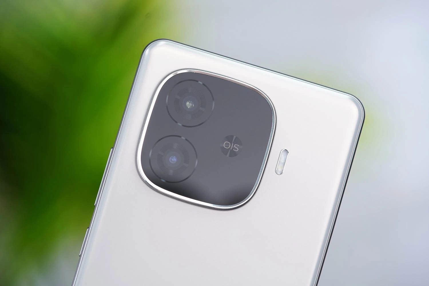 Mở hộp Vivo iQOO Z9 Turbo Plus: Cụm camera chính