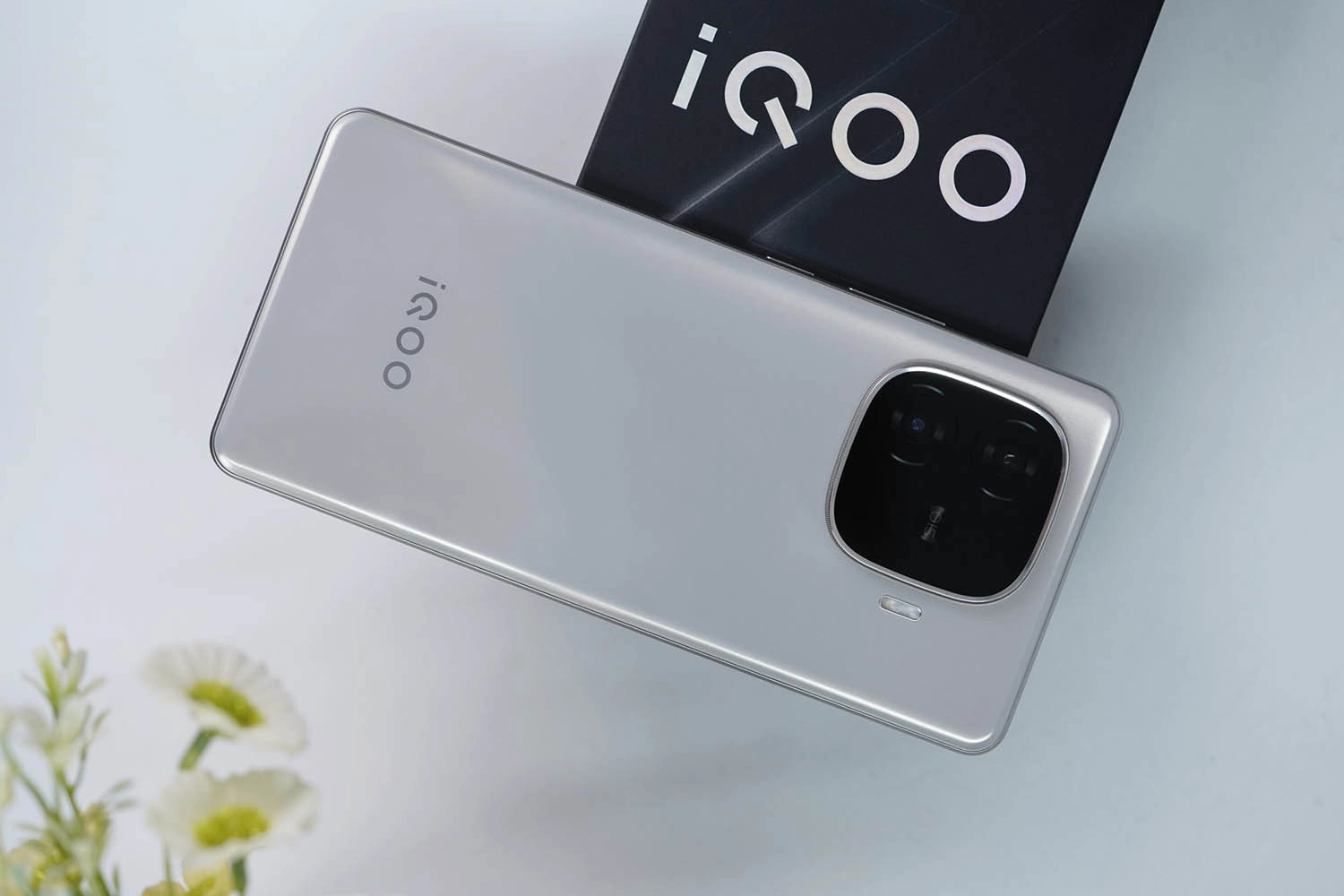 Mở hộp Vivo iQOO Z9 Turbo Plus: Thiết kế tổng thể của Thiết kế của Vivo iQOO Z9 Turbo Plus