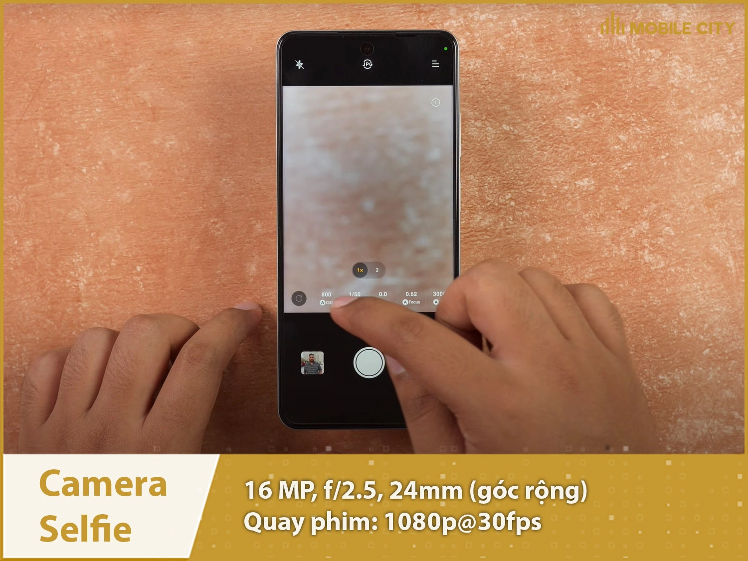 Camera selfie 16MP, quay phim Full HD sắc nét