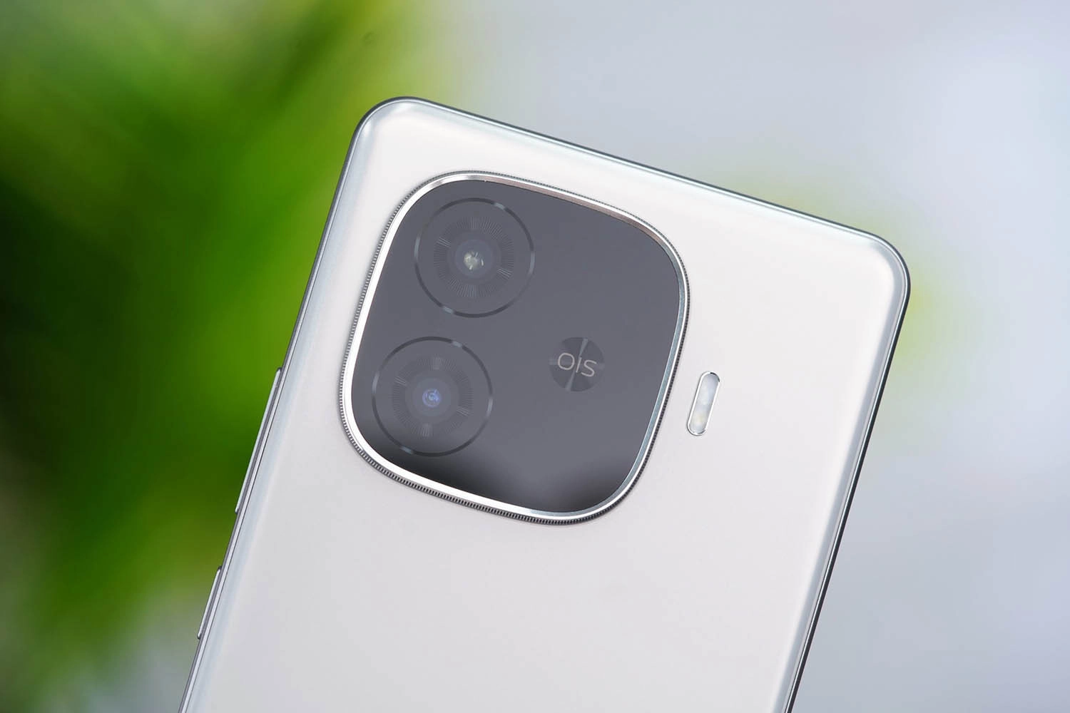 Trên tay Vivo iQOO Z9 Turbo Plus: Cụm camera chính