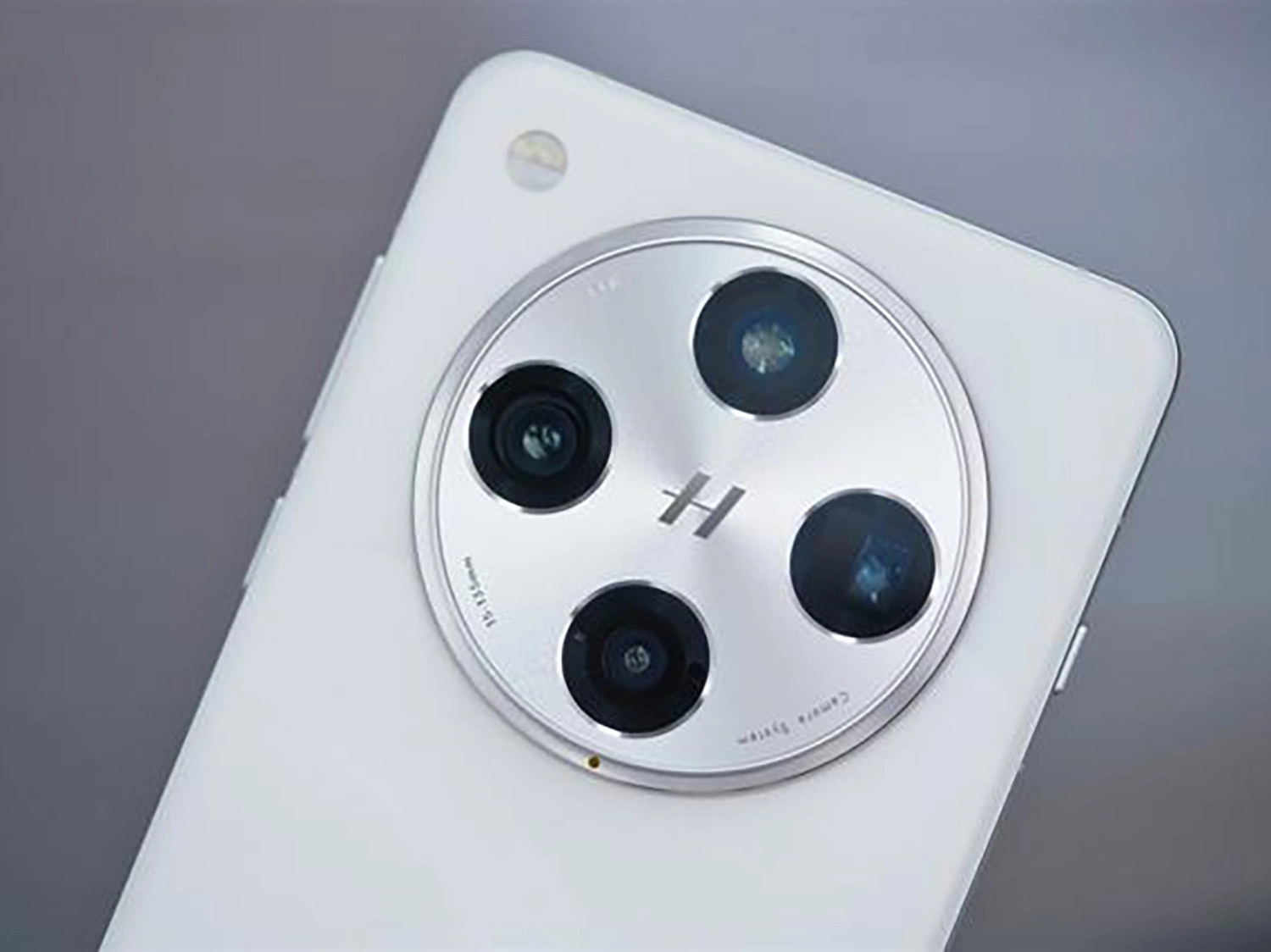 Bốn Camera 50MP; Quay video 4K