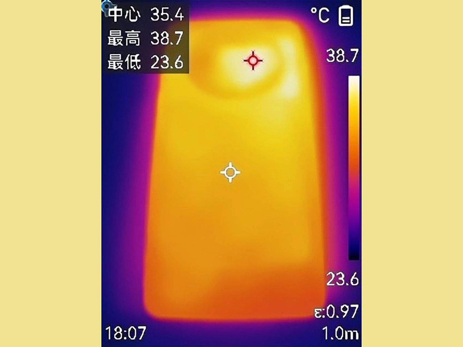 Sau 15 phút chơi Honkai, nhiệt độ mặt lưng 36,2°C