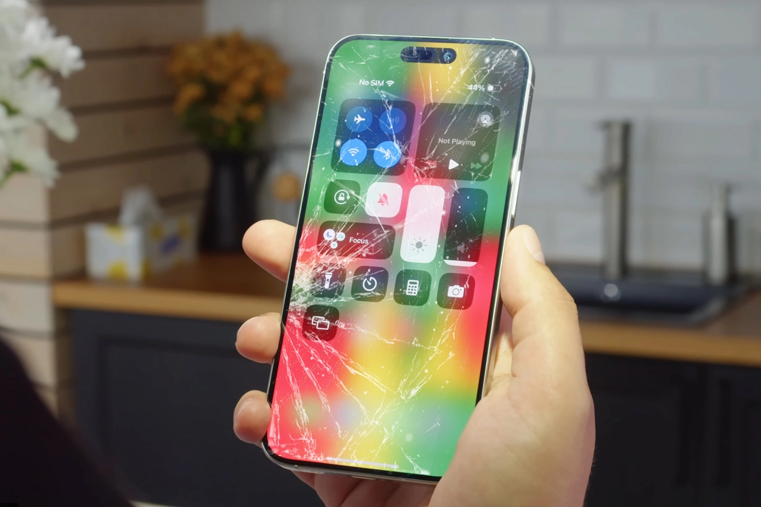 Ép kính iPhone 15 Pro Max, Vỡ kính nhưng không ảnh hưởng đến hiển thị và cảm ứng