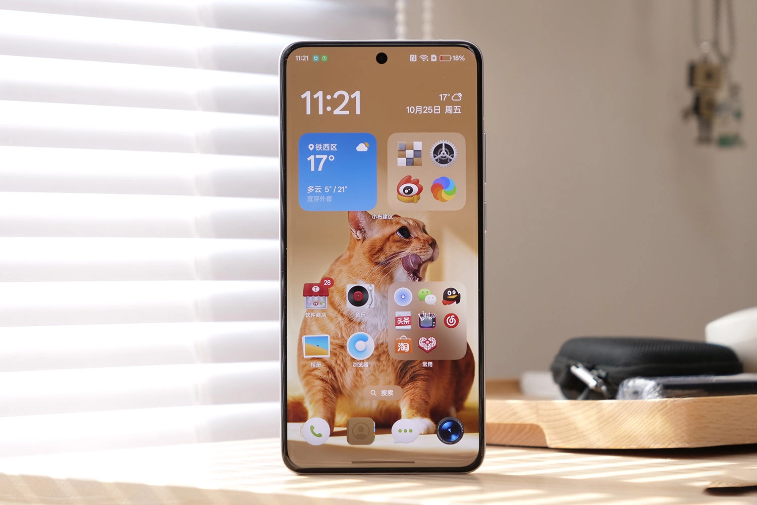 Mở hộp Realme GT7 Pro: Màn hình của Realme GT7 Pro cong nhẹ