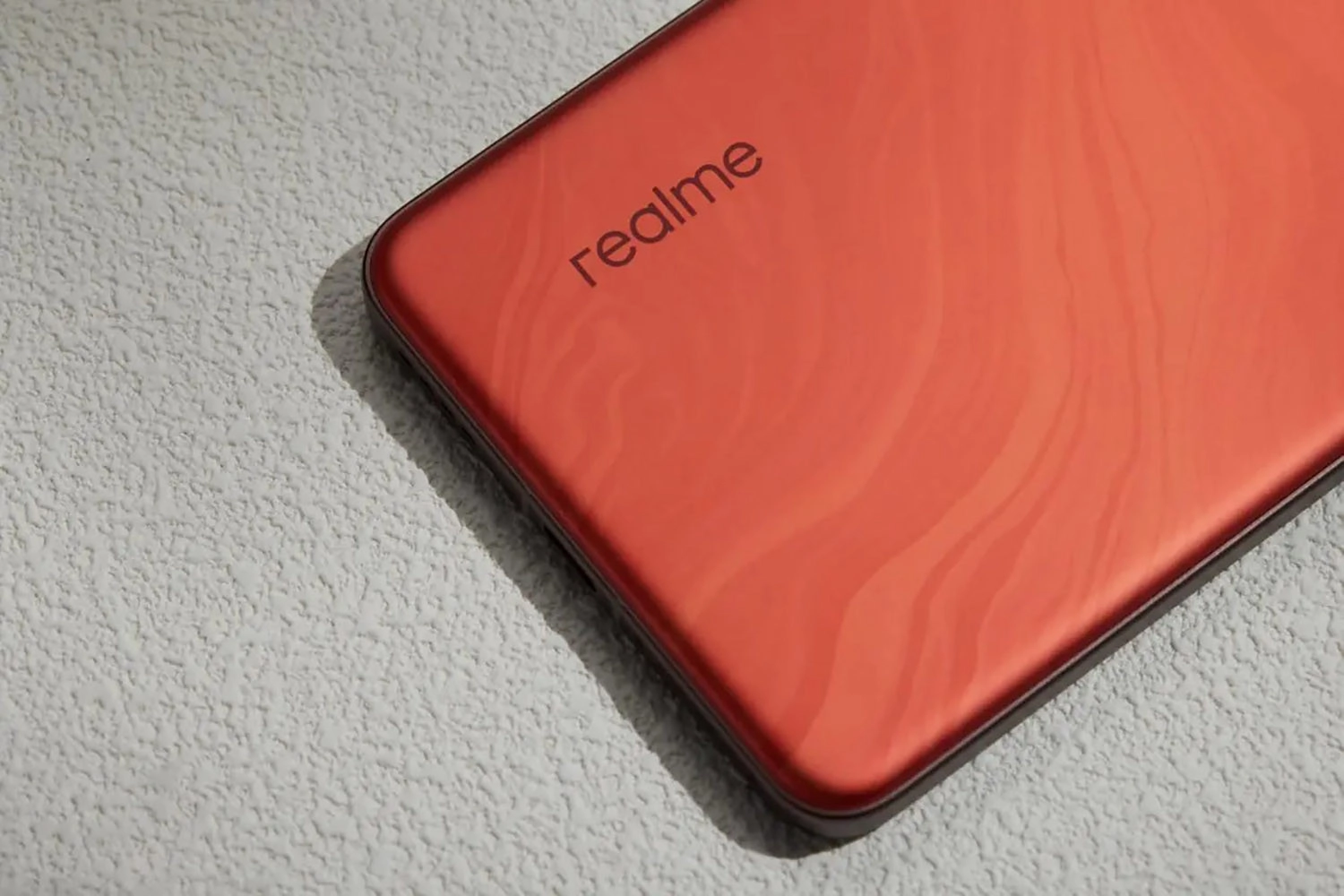 Mở hộp Realme GT7 Pro: Bề mặt lưng của Realme GT7 Pro rất mịn màng