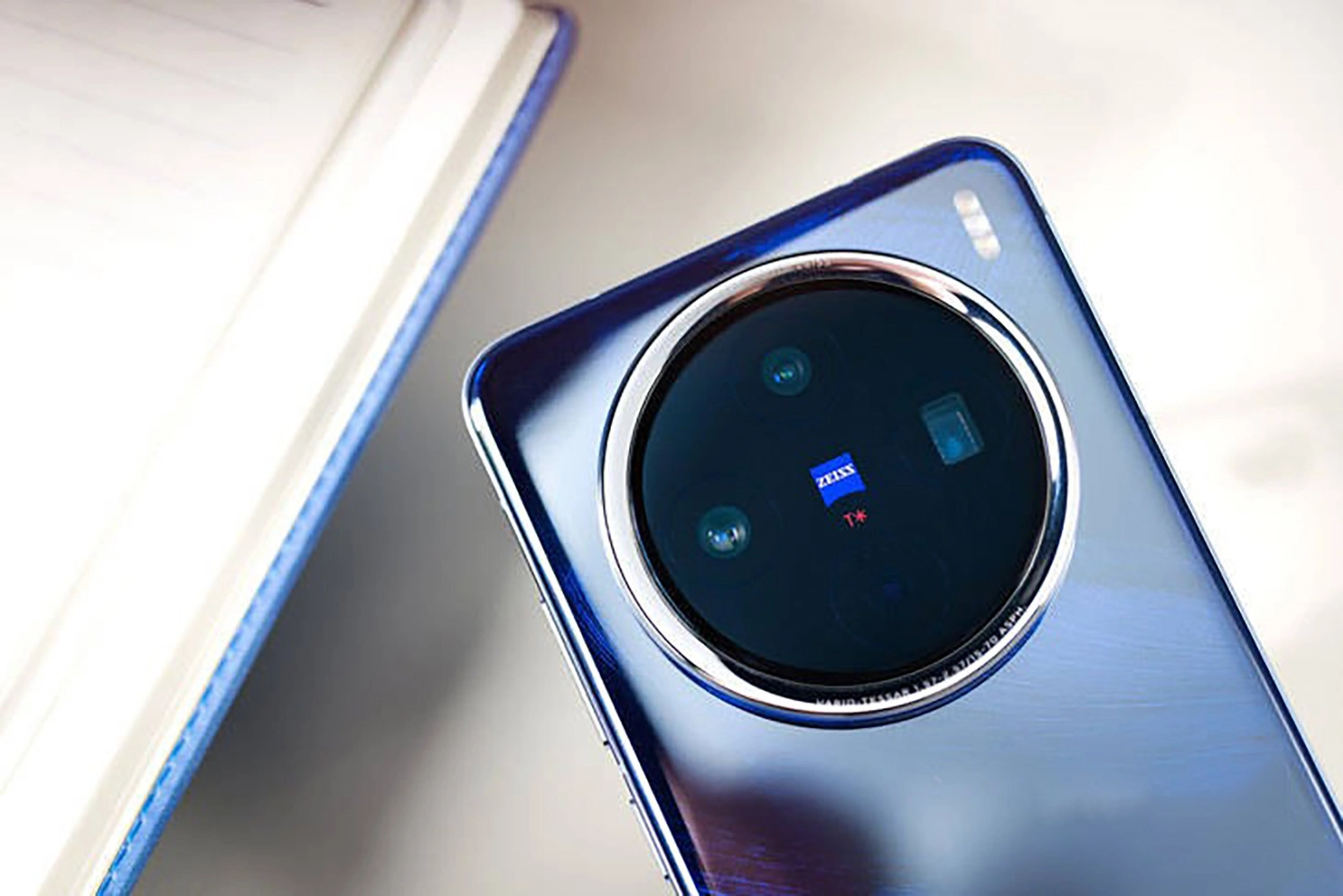 Mở hộp Vivo X200: Cụm camera sau