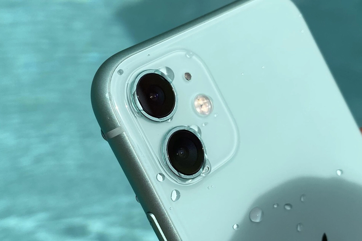 Sửa Camera đốm, rung iPhone 11, Điện thoại bị ngấm nước - một trong những nguyên nhân gây lỗi rung, đốm Camera