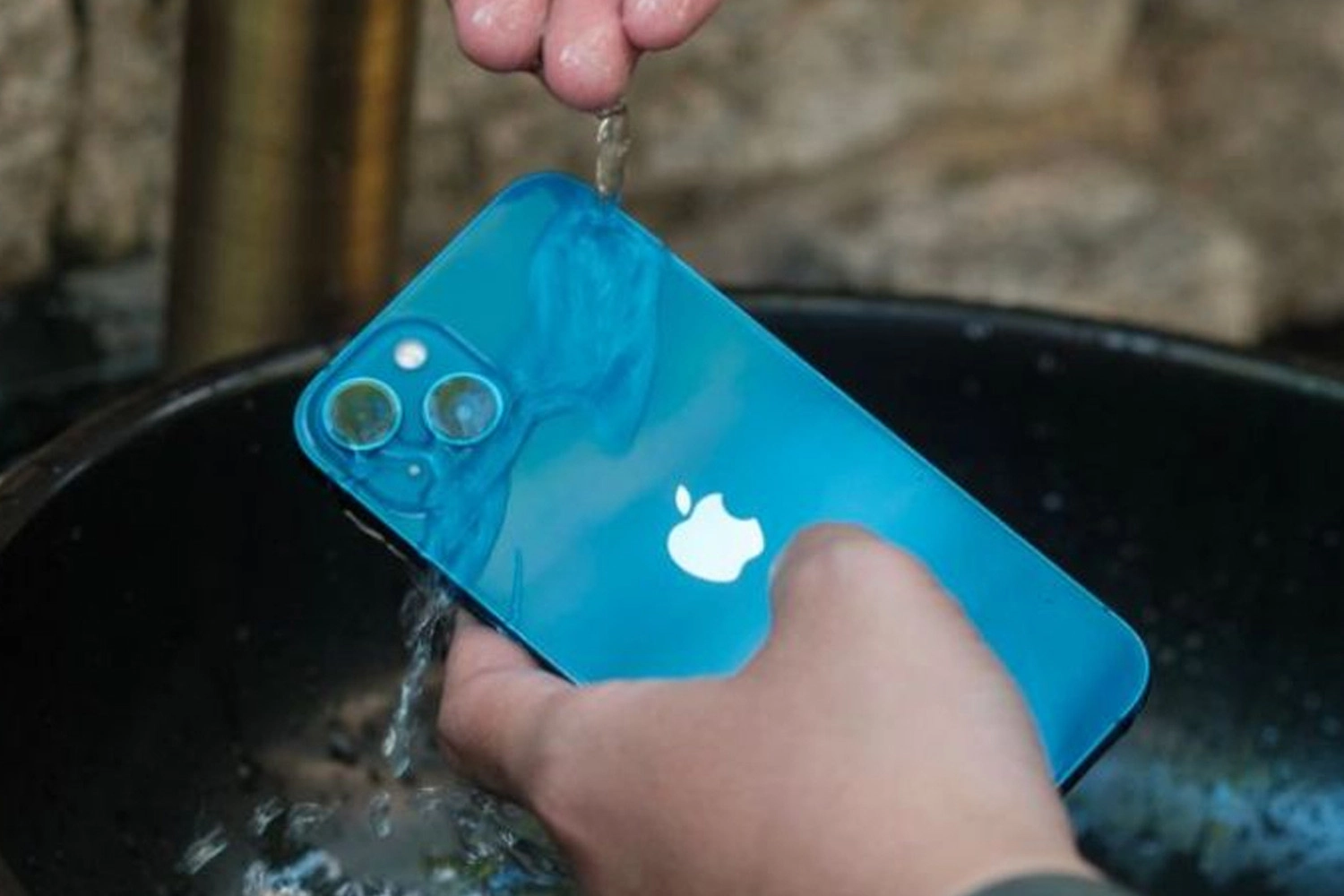 Sửa Camera đốm, rung iPhone 12, Điện thoại ngấm nước là một trong những nguyên nhân khiến điện thoại gặp lỗi đốm hay rung Camera