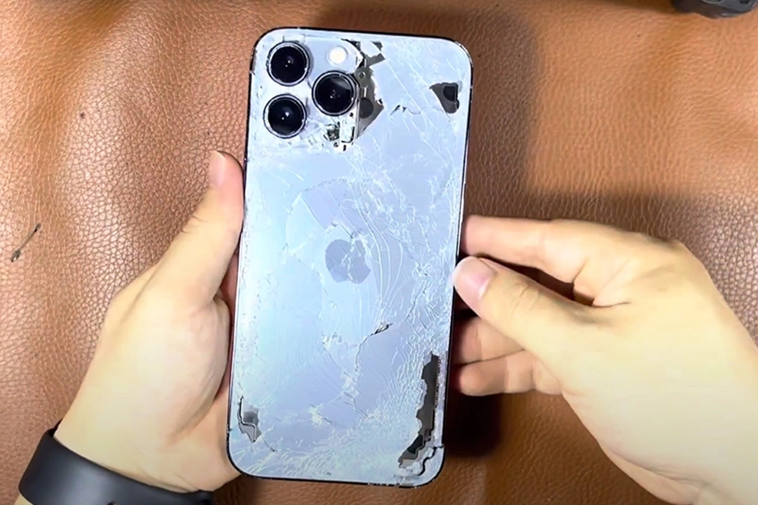 Sửa Camera đốm, rung iPhone 13 Pro, Điện thoại chịu tác động ngoại lựa mạnh khiến kính Camera vỡ cũng gây đốm máy ảnh