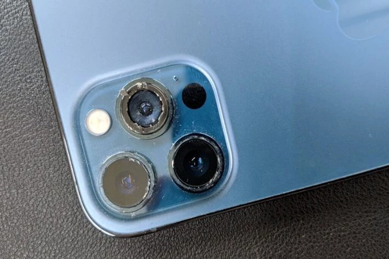 Sửa Camera đốm, rung iPhone 14 Pro, Vỡ kính Camera là một trong những nguyên nhân gây lỗi đốm Camera