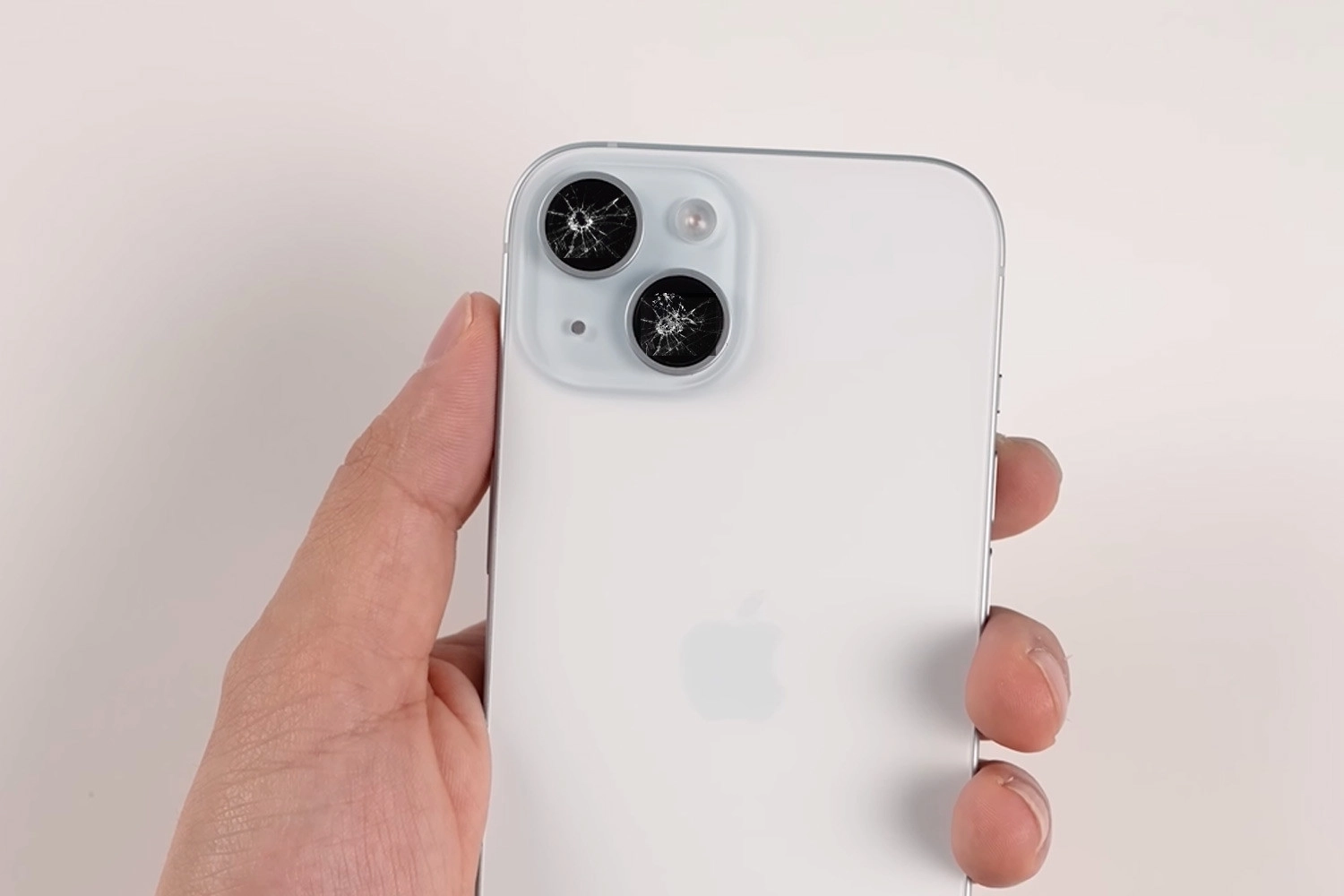 Sửa Camera đốm, rung iPhone 15, Camera vỡ cũng là nguyên nhân tạo ra lỗi đốm máy ảnh