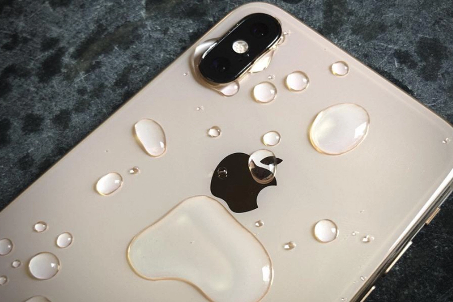 Sửa Camera đốm, rung iPhone XS, Điện thoại ngấm nước, một trong những nguyên nhân gây ra lỗi đốm, rung Camera