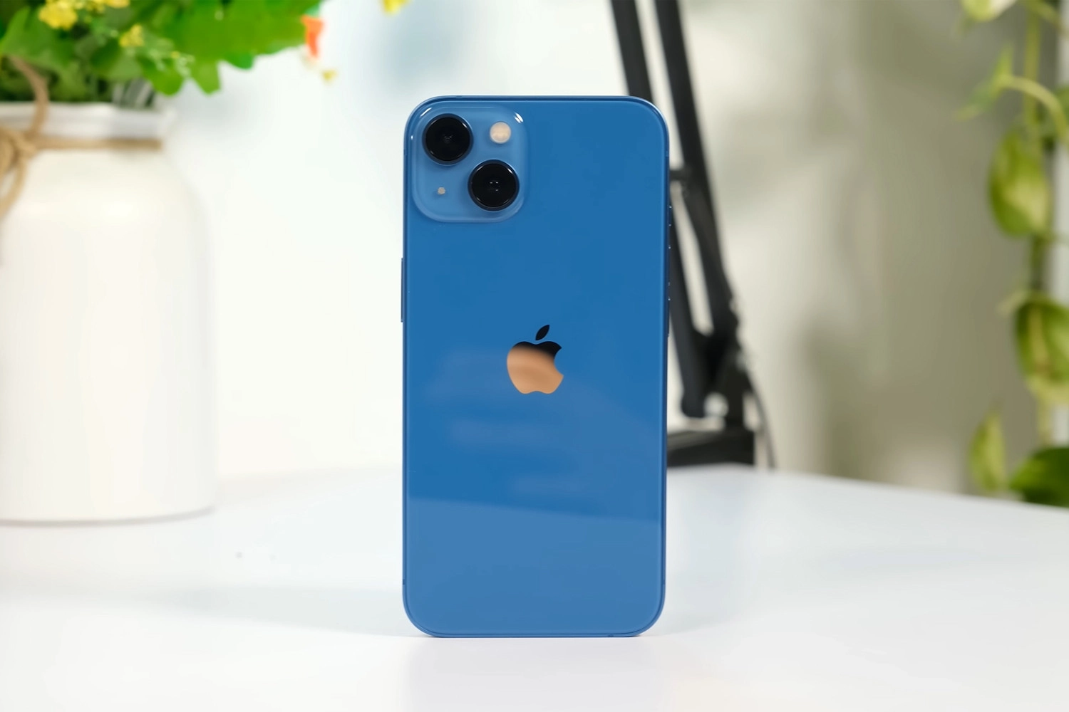 Thay mặt kính sau iPhone 13, cam kết uy tín