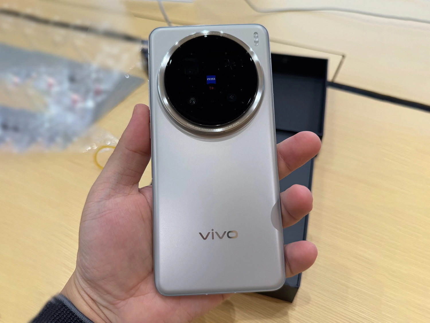 Vivo X200 Pro có thiết kế sang trọng, cao cấp