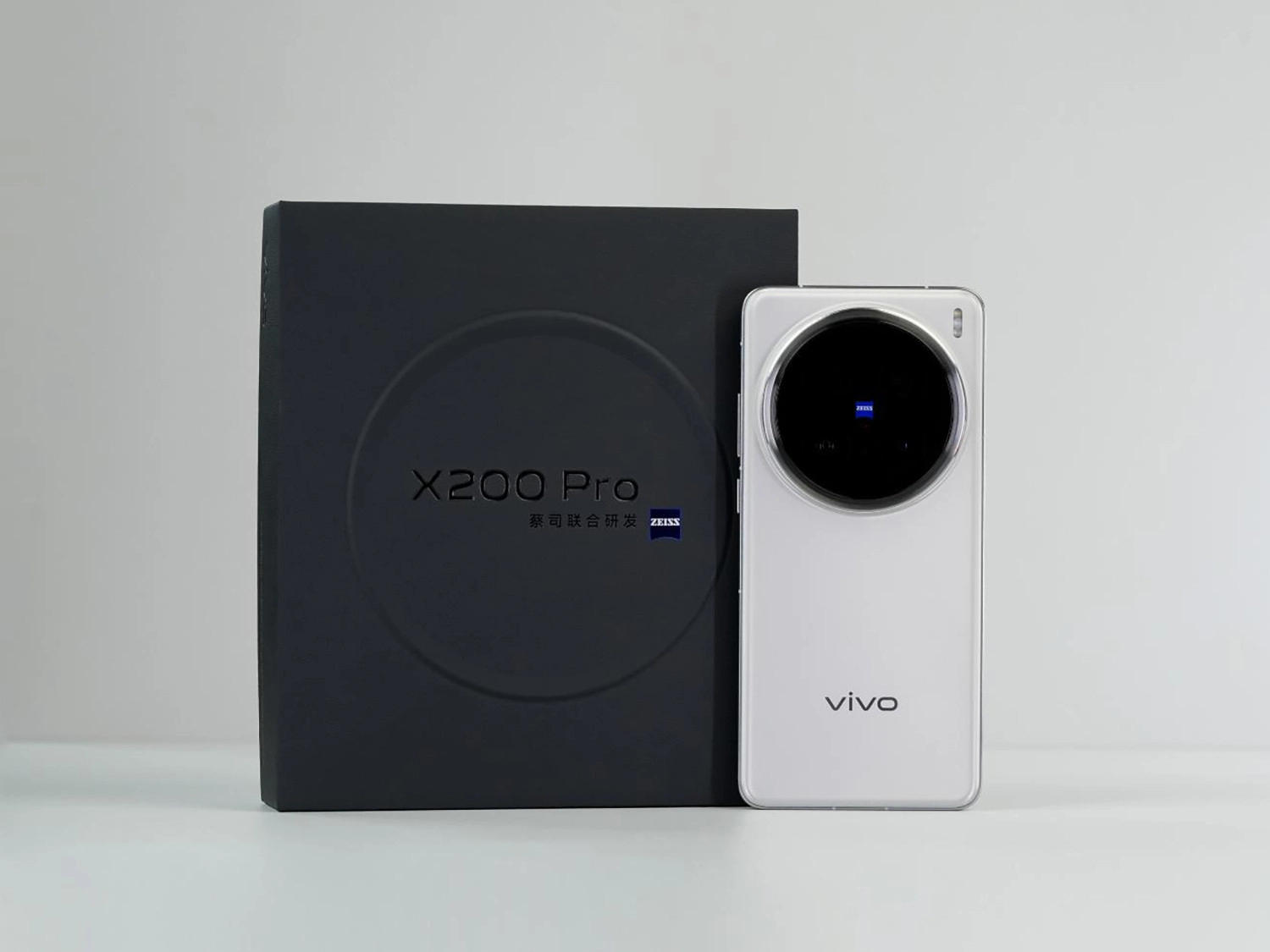 Vivo X200 Pro và hộp máy