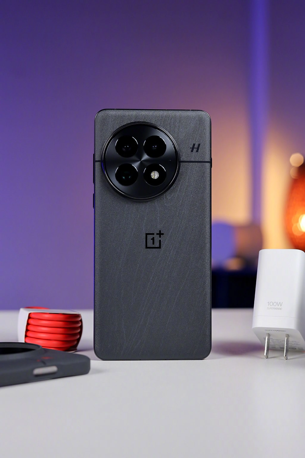 Mở hộp OnePlus 13: Điện thoại kèm phụ kiện