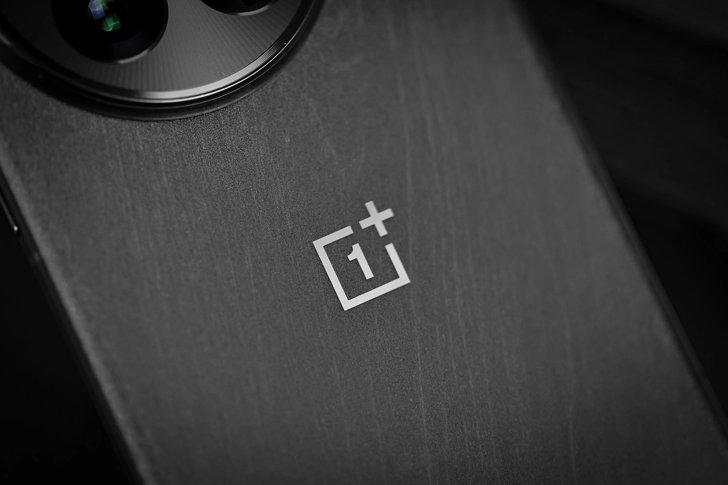 Mở hộp OnePlus 13: mặt lưng ấn tượng