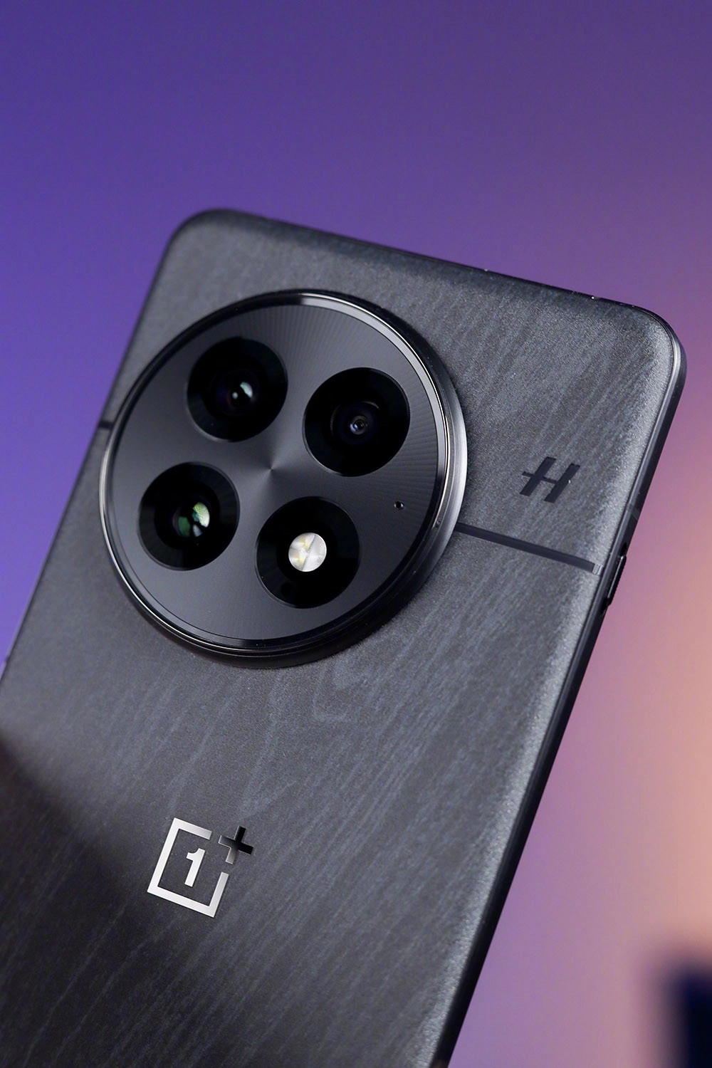 Mở hộp OnePlus 13: Camera sau lồi lên khá nhiều