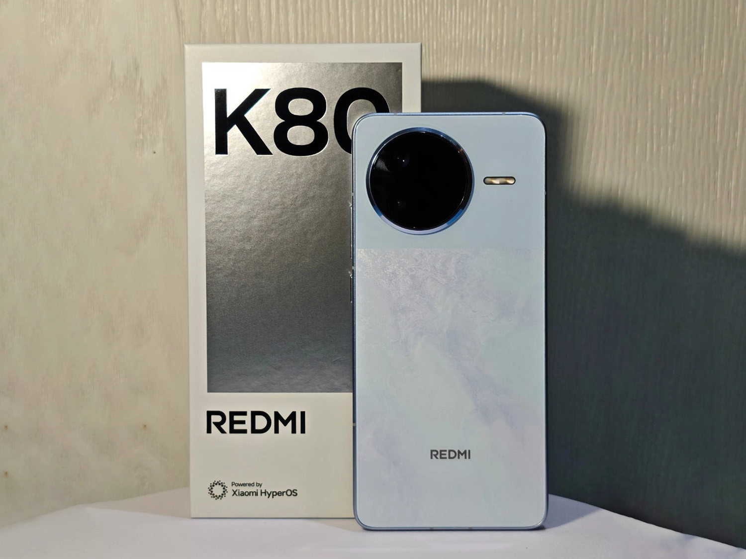 REDMI K80 và hộp đựng