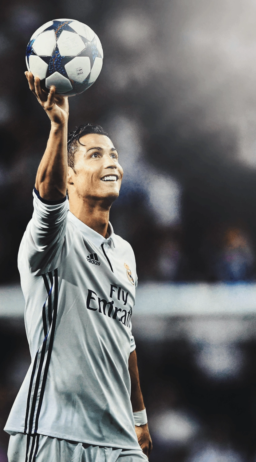 Ronaldo rạng rỡ trên sân cỏ