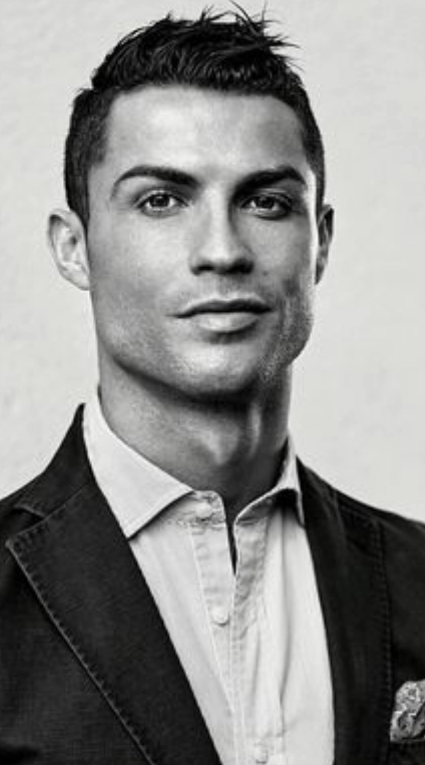 Ronaldo bảnh trai trong bộ vest lịch lãm