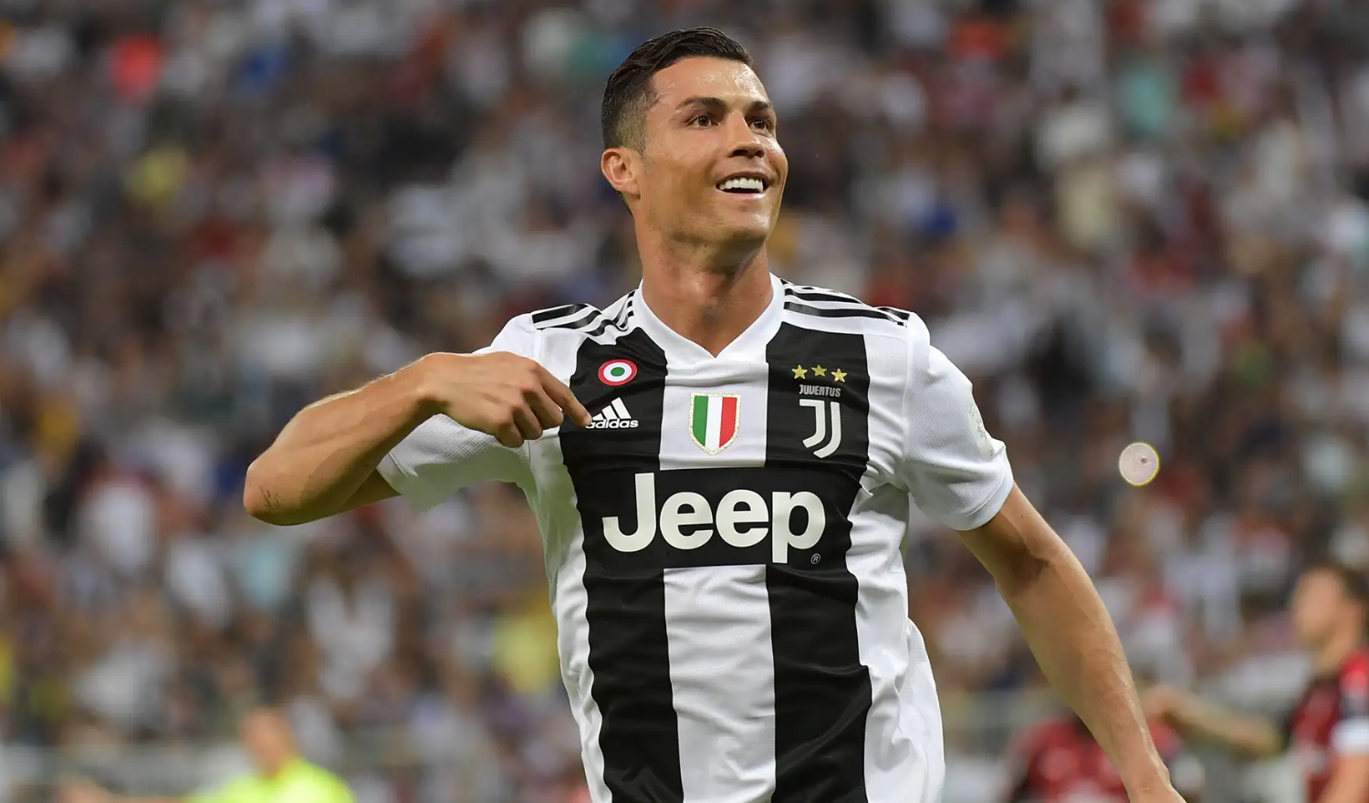 Ronaldo ăn mừng bàn thắng của Juventus