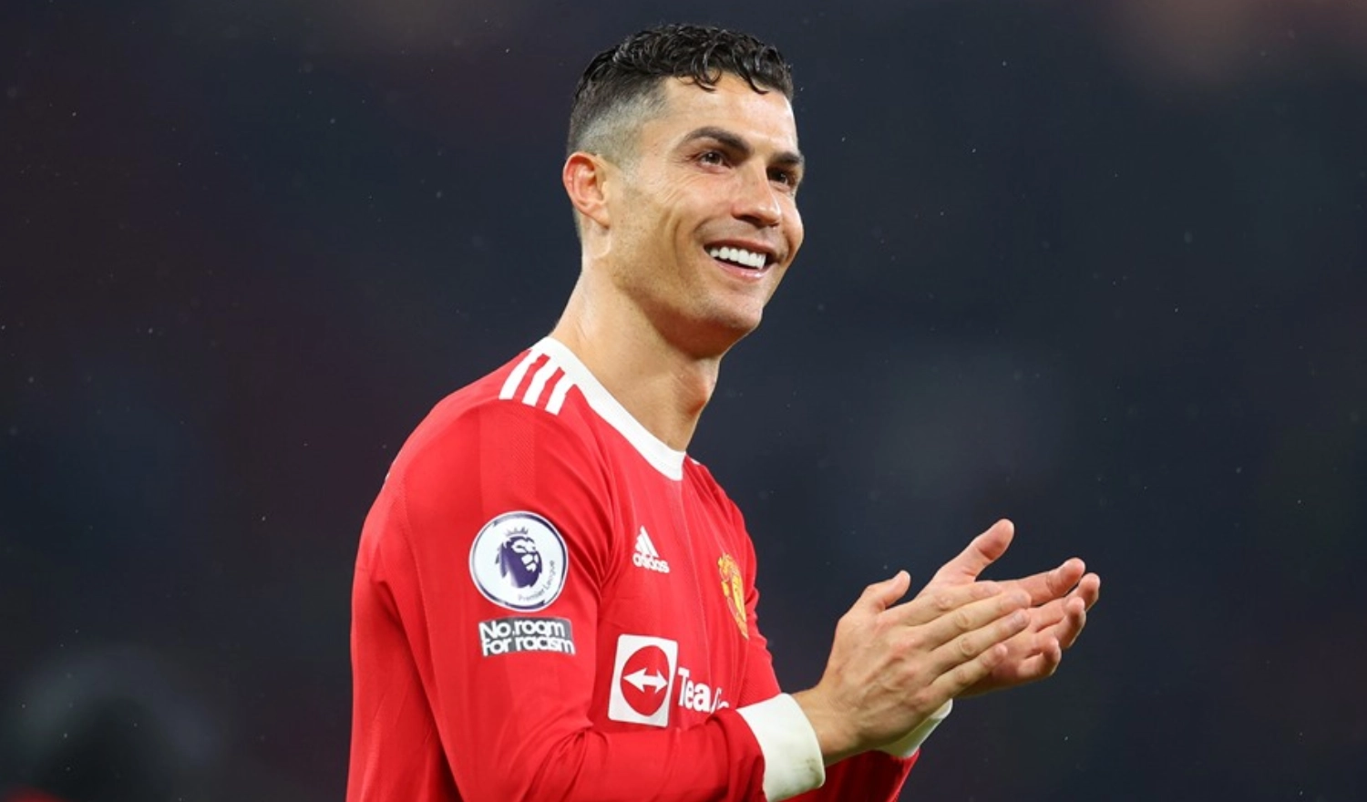 Ronaldo cười đẹp trai trên sân cỏ