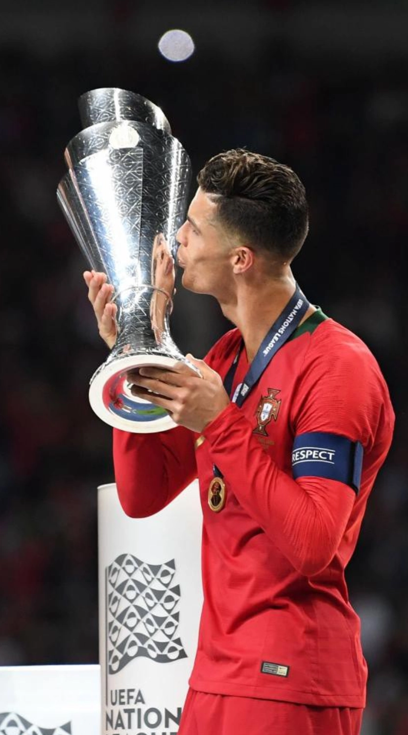 CR7 hôn chiếc cúp quý giá của đội tuyển