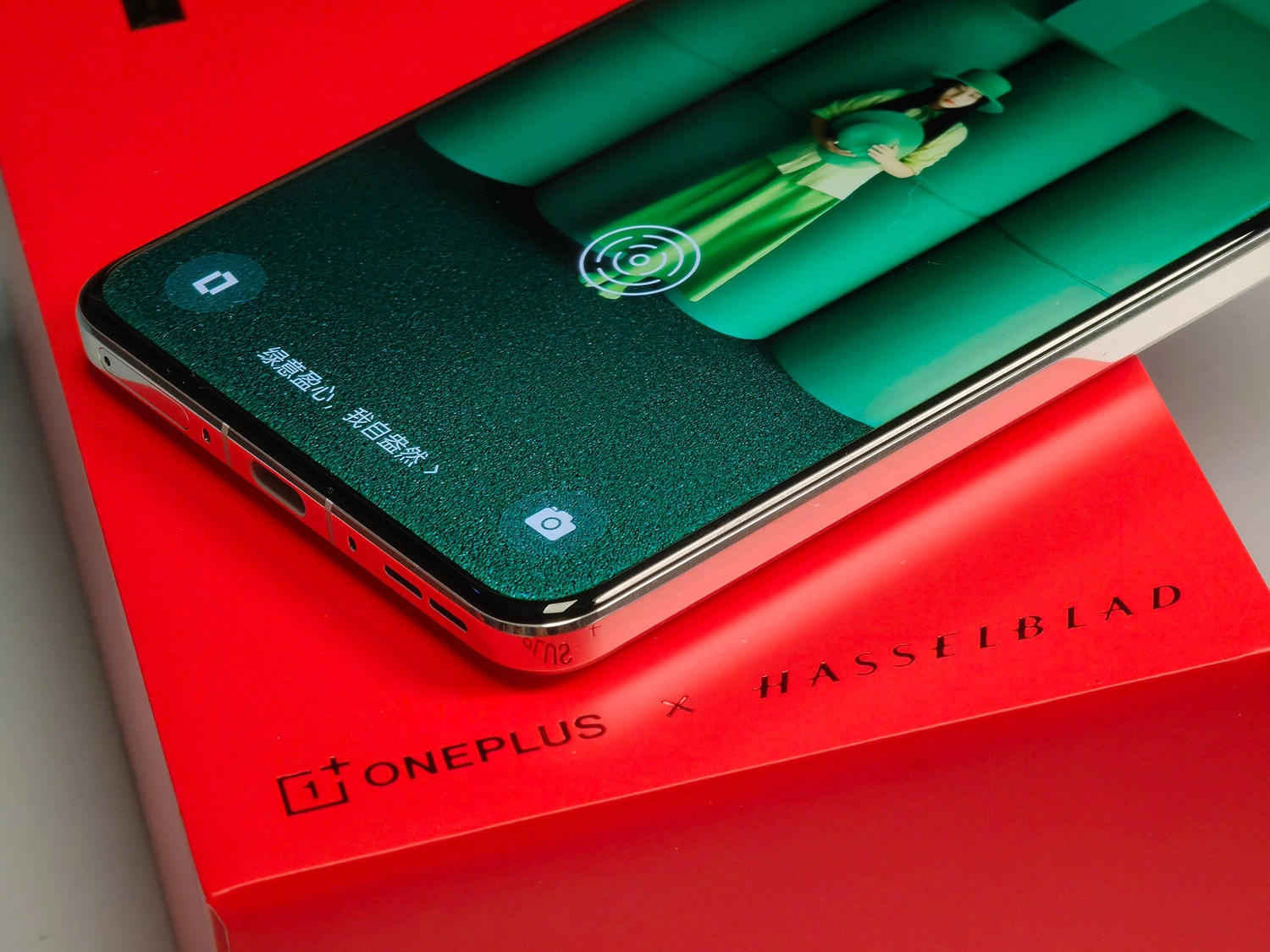 trên tay OnePlus 13: Mép màn hình cong hài hòa