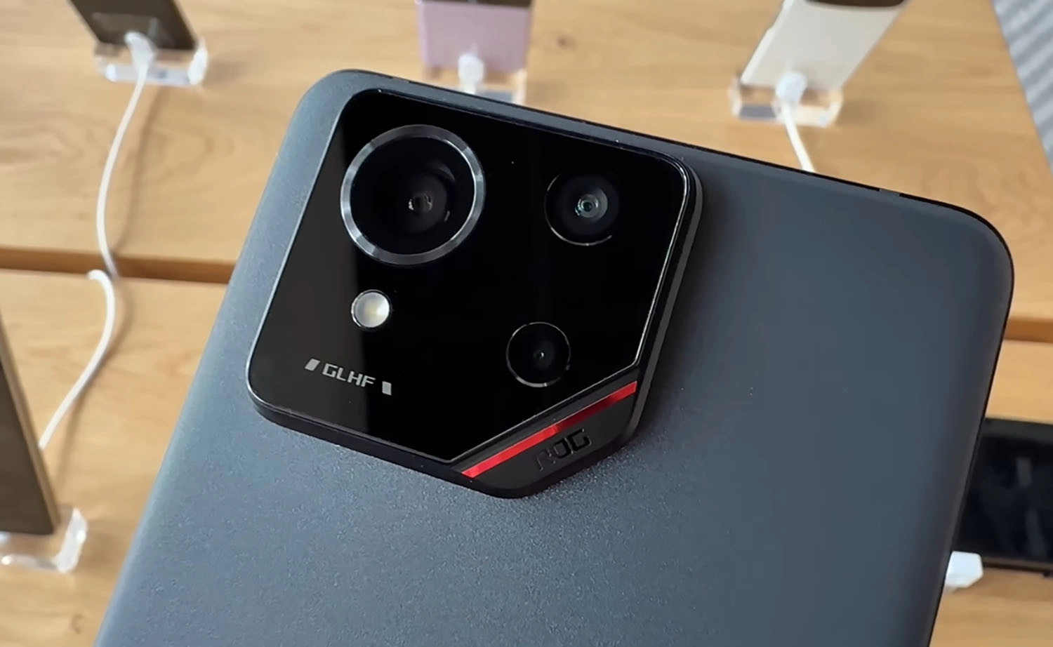 Trên tay ROG Phone 9: Cụm camera chính