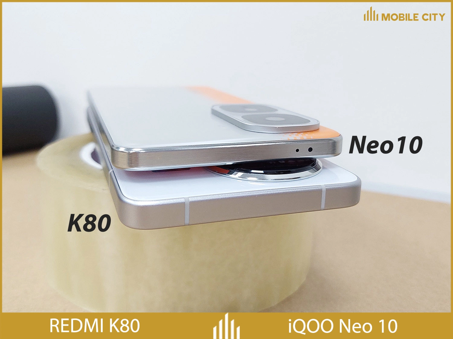 Cạnh trên của K80 không có gì còn Neo 10 có mic và cổng hồng ngoại