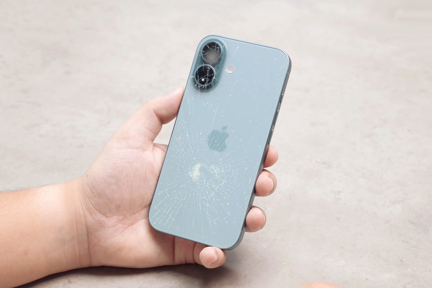 thay mặt kính sau iPhone 16, dấu hiệu