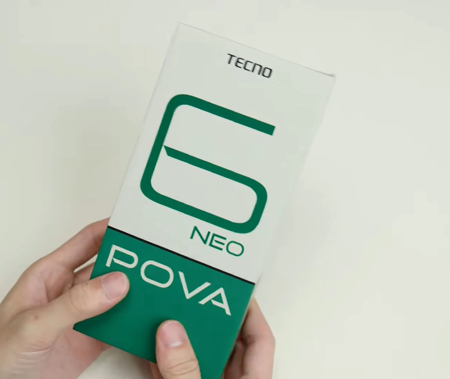 Mở hộp Tecno POVA 6 Neo: Hộp sản phẩm