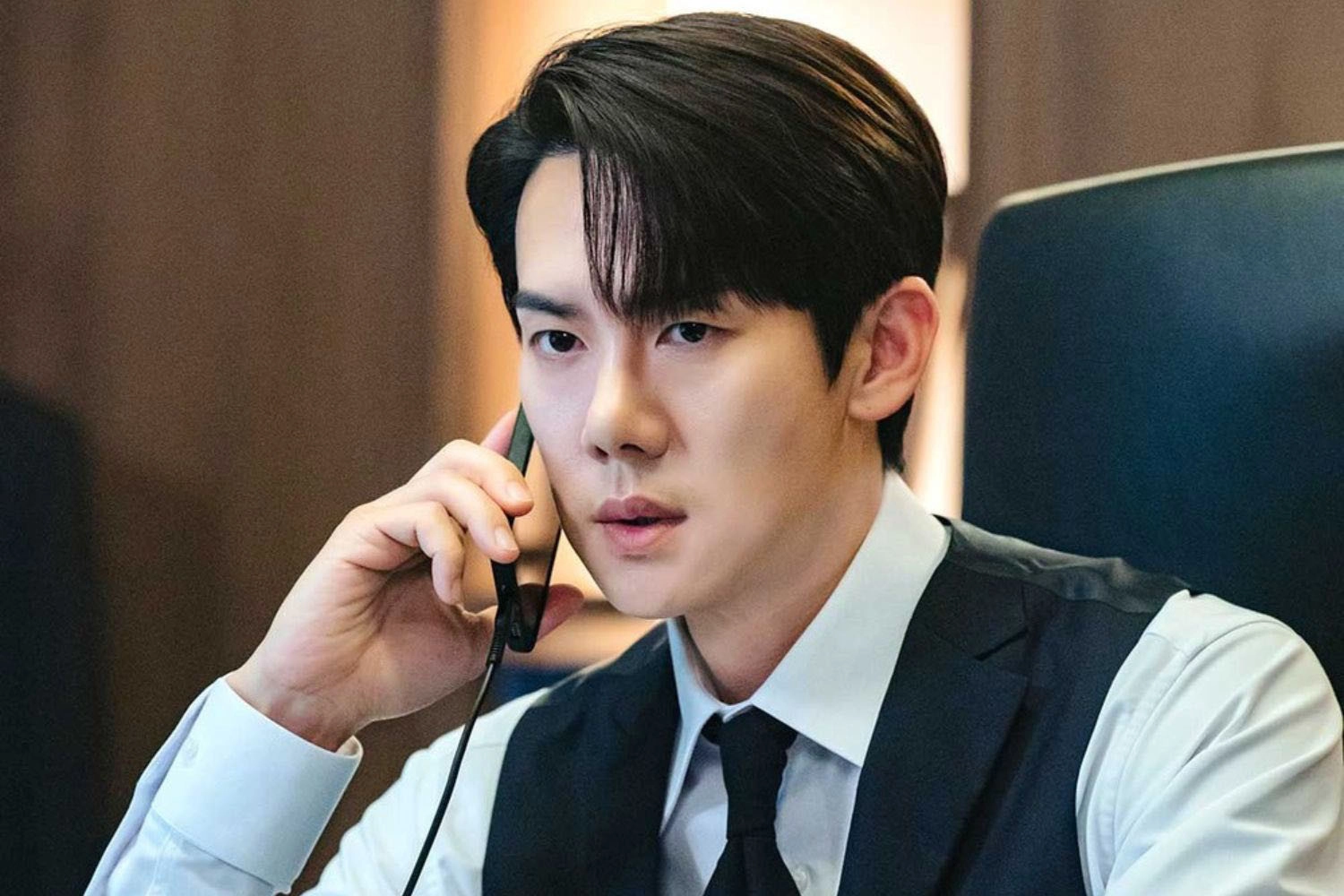 Yoo Yeon Seok trong vai Baek Sa Eon