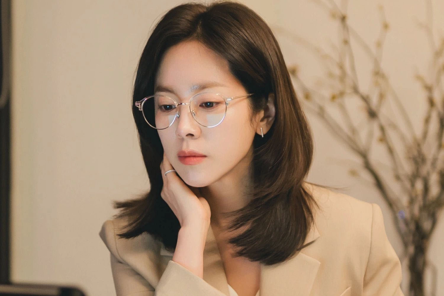 Han Ji Min trở lại màn ảnh nhỏ với hình tượng nữ tổng tài quyền lực, xinh đẹp và mạnh mẽ