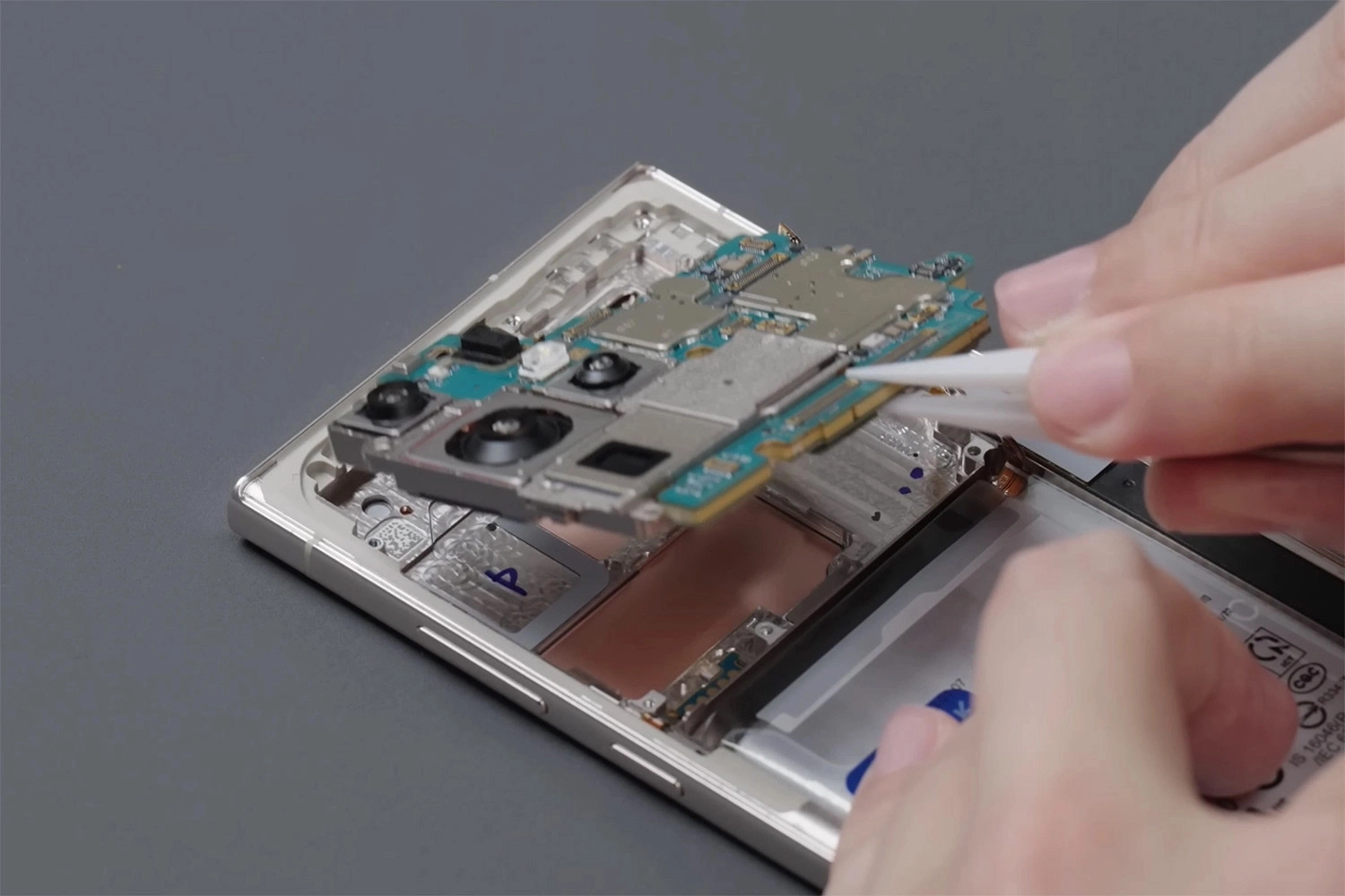 Sửa điện thoại Samsung Galaxy S25 Ultra, thay main