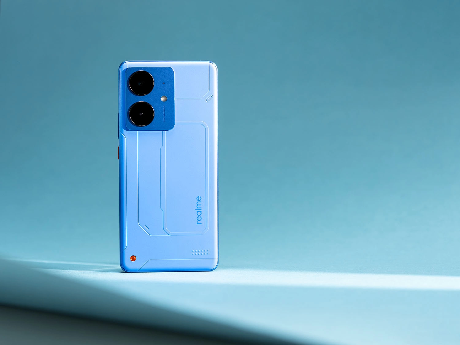 Trên tay Realme Neo7 SE: Thiết kế trẻ trung và hầm hố