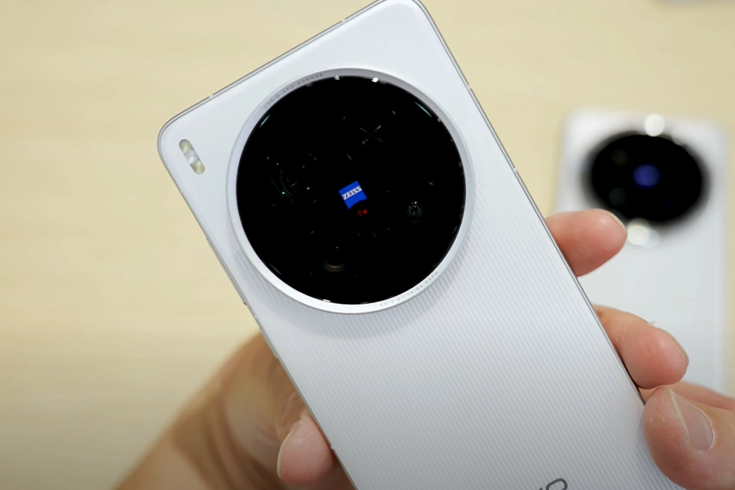 Cụm camera chính khá lớn