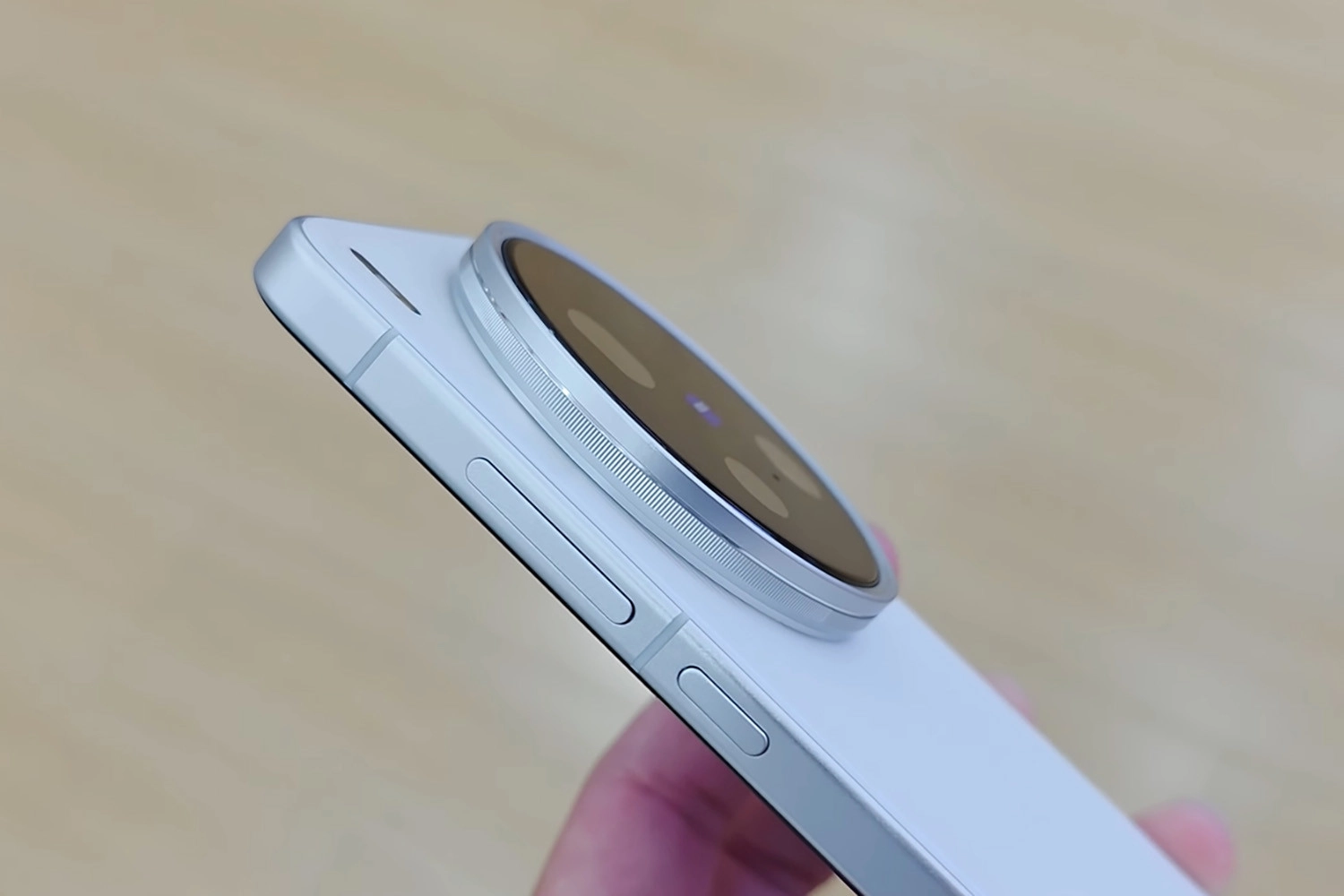 Camera chính nhô lên quá nhiều so với mặt lưng