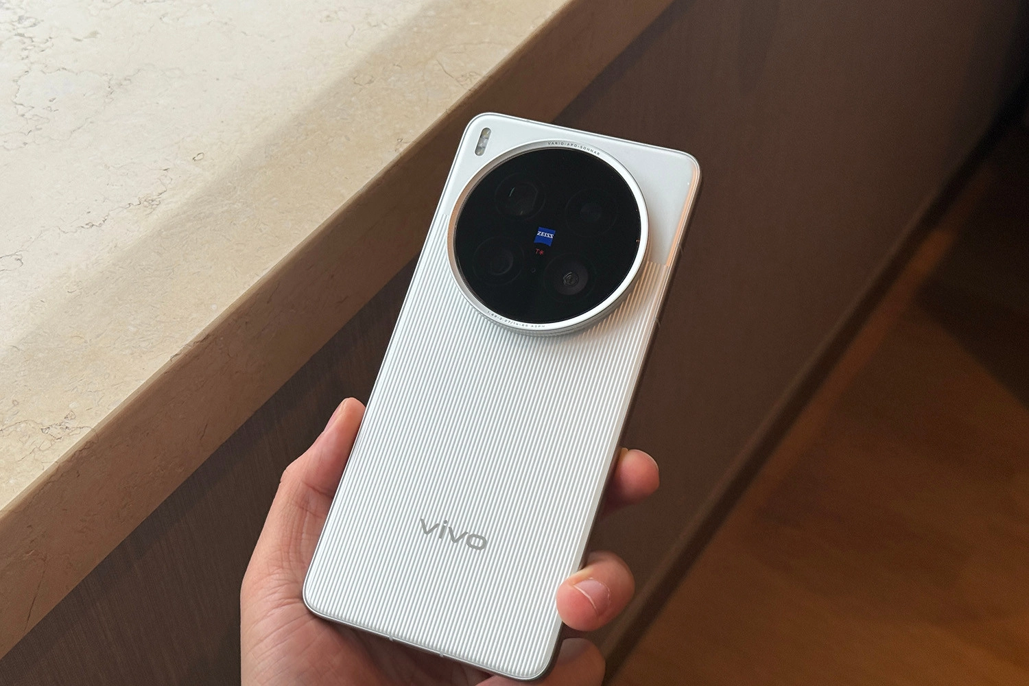 Thiết kế cao cấp nhưng camera sau quá lớn