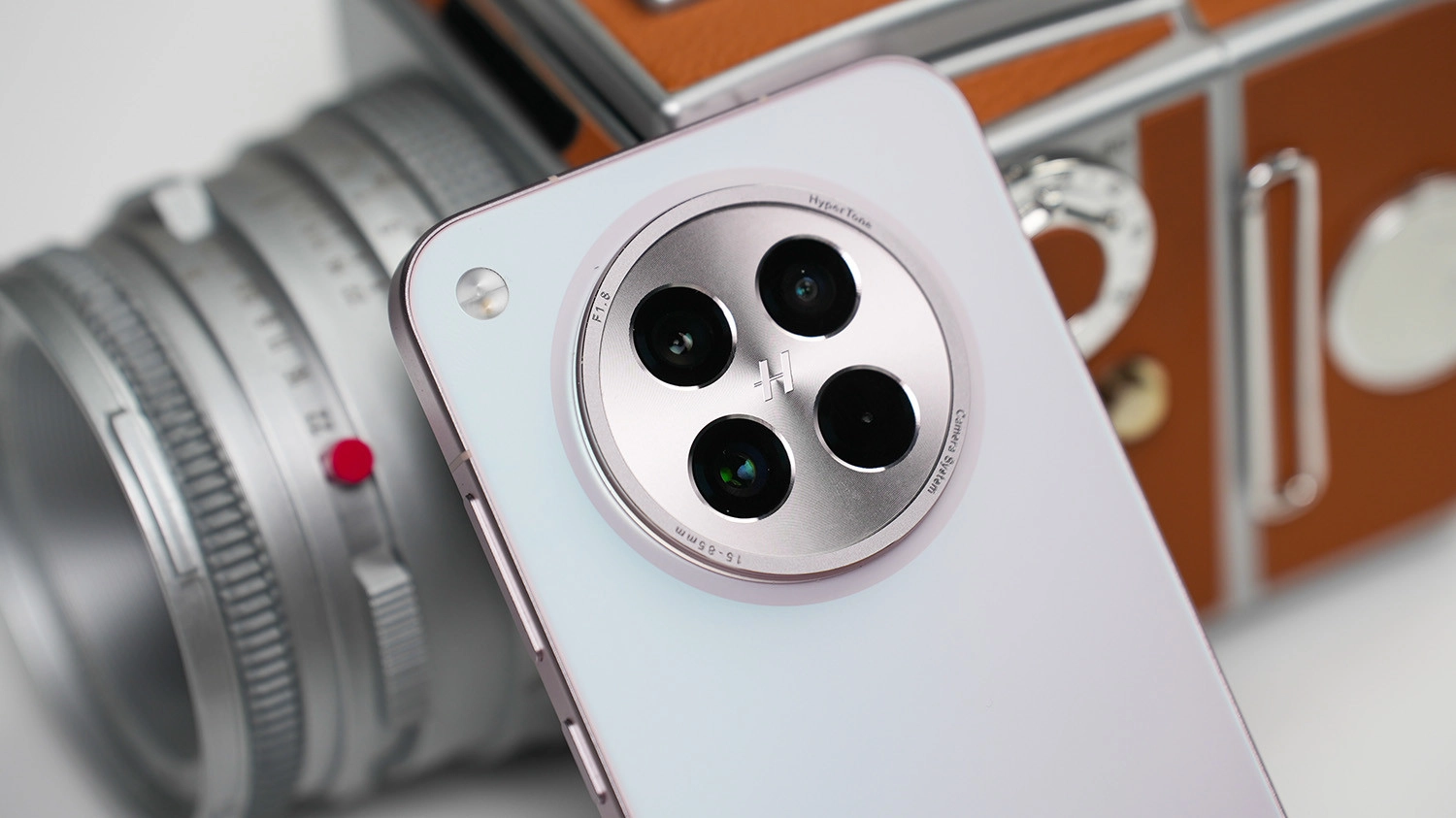 Camera sau cực khủng