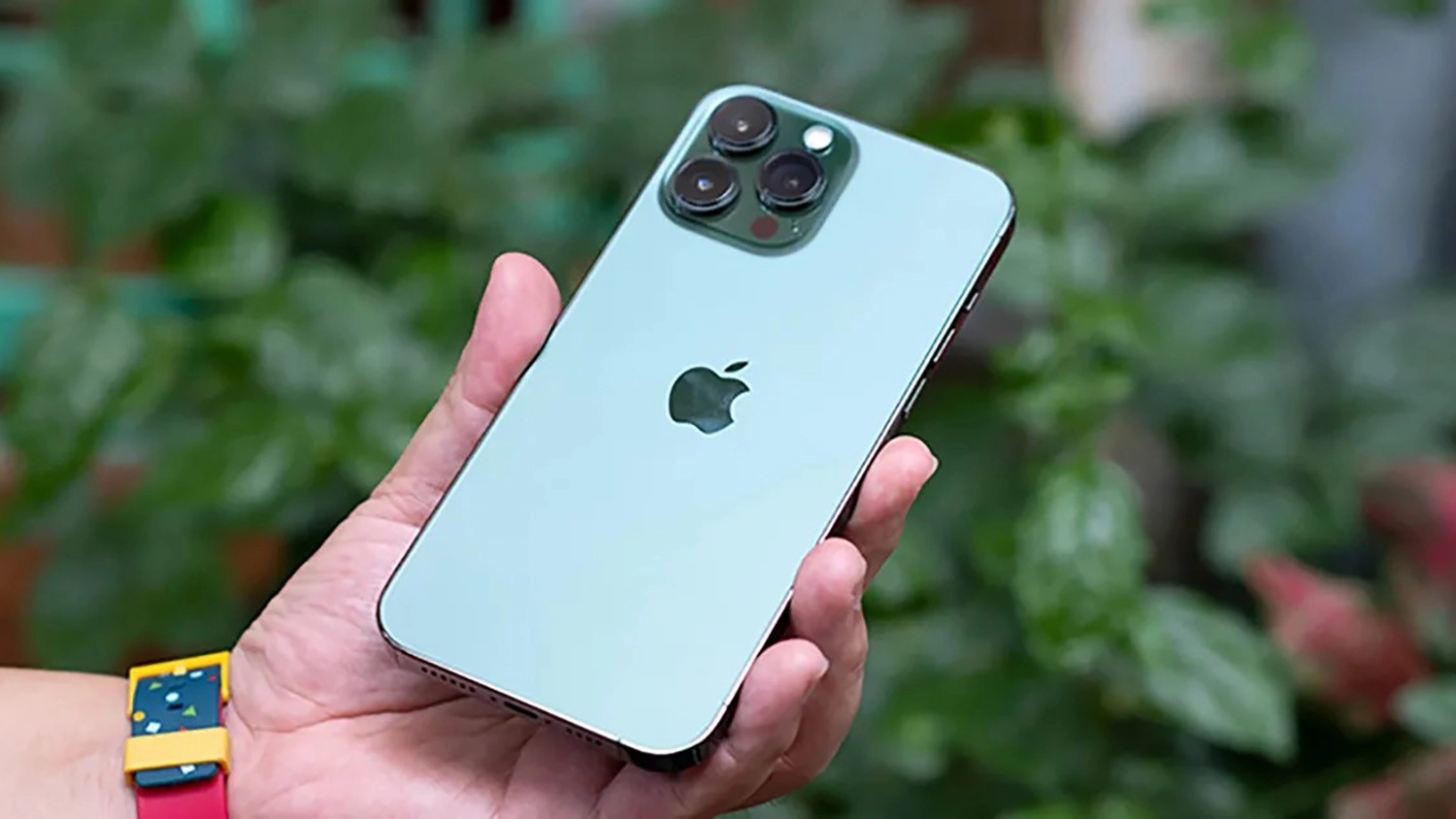 iOS 18.5 cũng bổ sung hình nền theo chủ đề Pride mới
