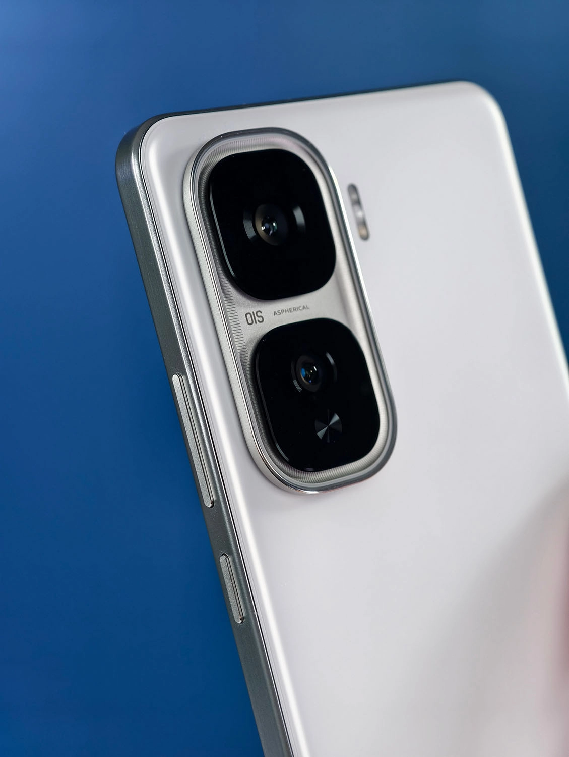 Camera 50MP hỗ trợ OIS