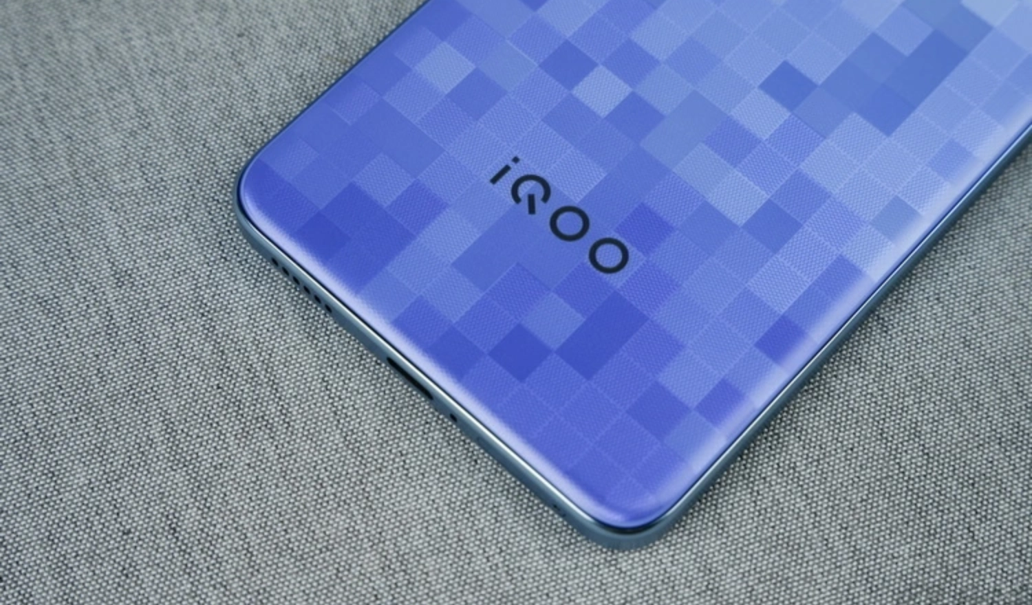 Logo iQOO ở phía dưới 