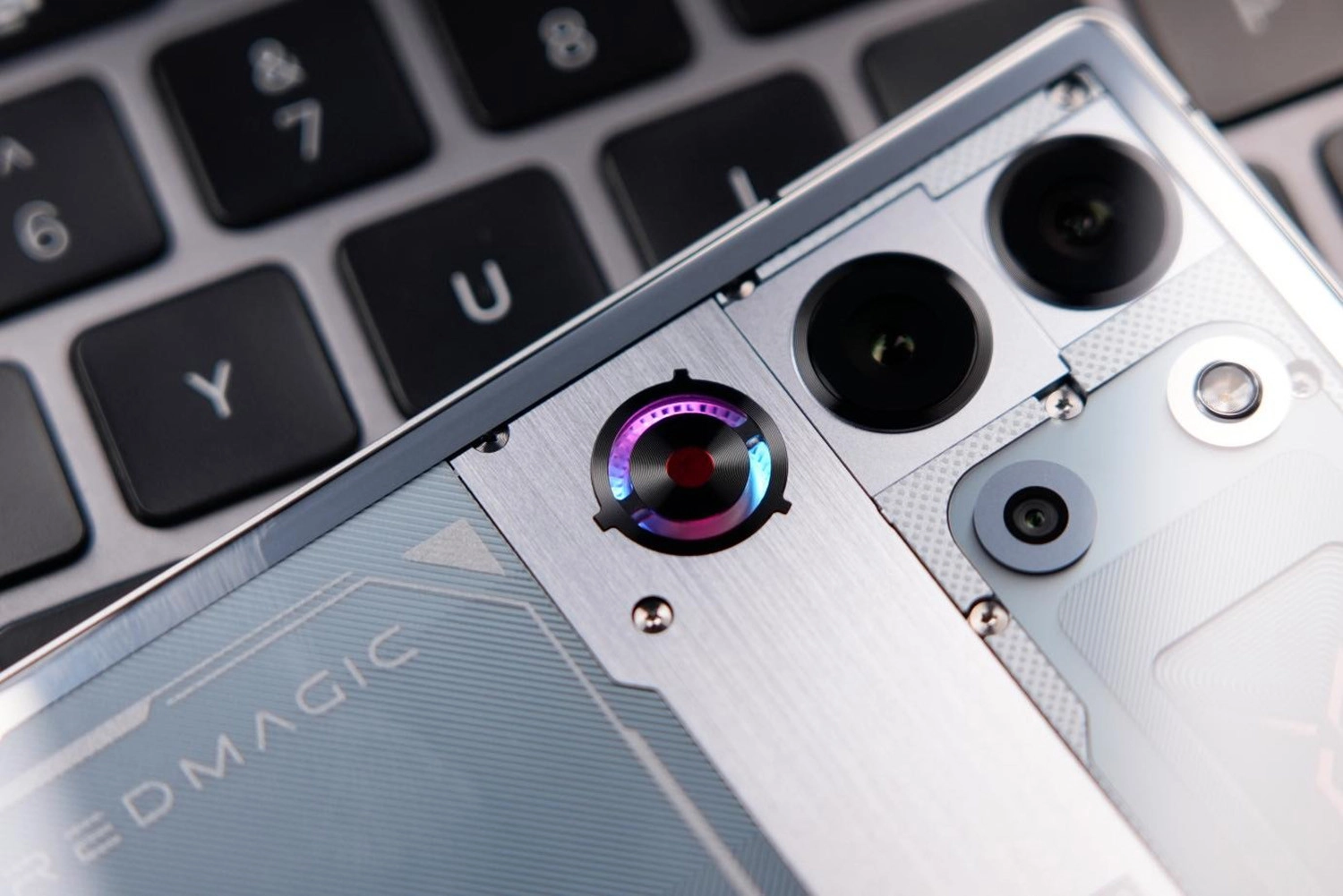 Cụm đèn LED cùng với camera sau