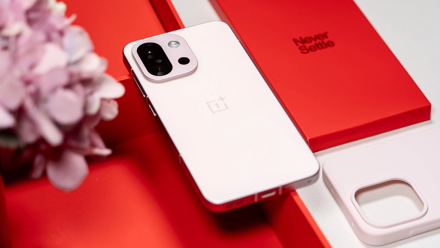 OnePlus 15 được cho là có màn hình phẳng LTPO AMOLED 6,78 inches