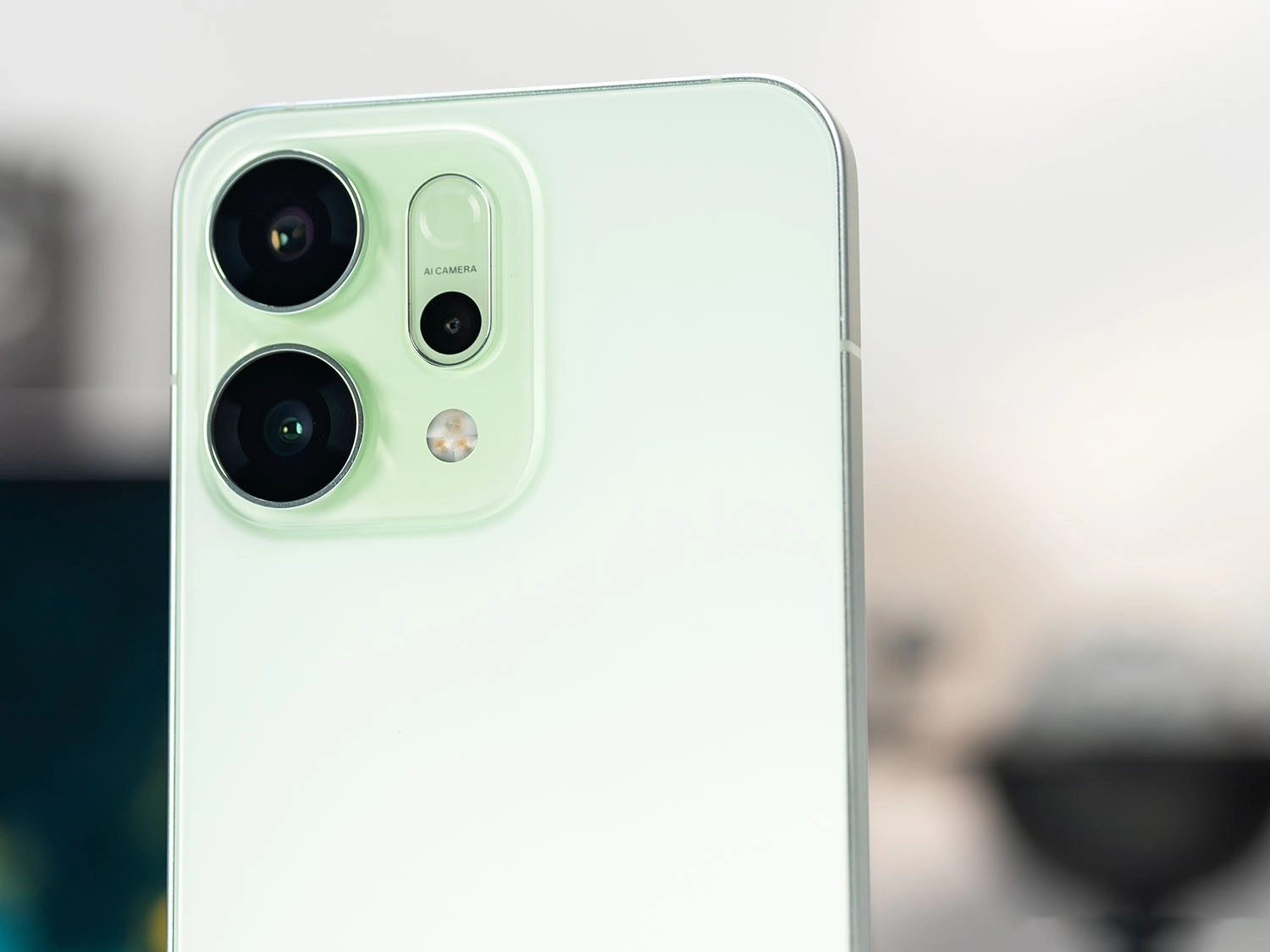 OPPO Reno 14 sở hữu cụm camera sau ấn tượng