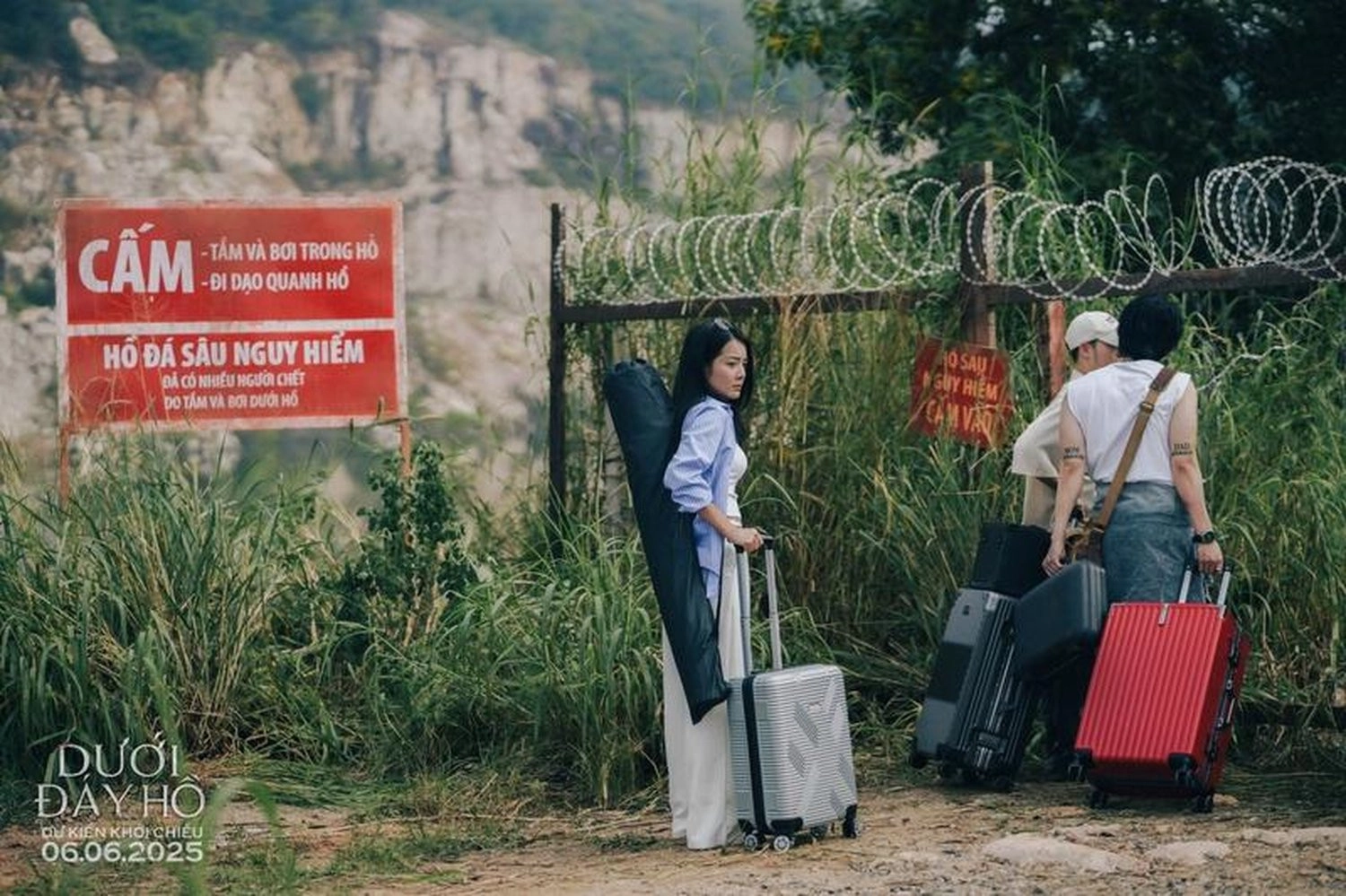 Mặc dù có biển cấm vào Hồ Đá, nhưng Tú - Trung - Dũng vẫn bất chấp khám phá nơi này