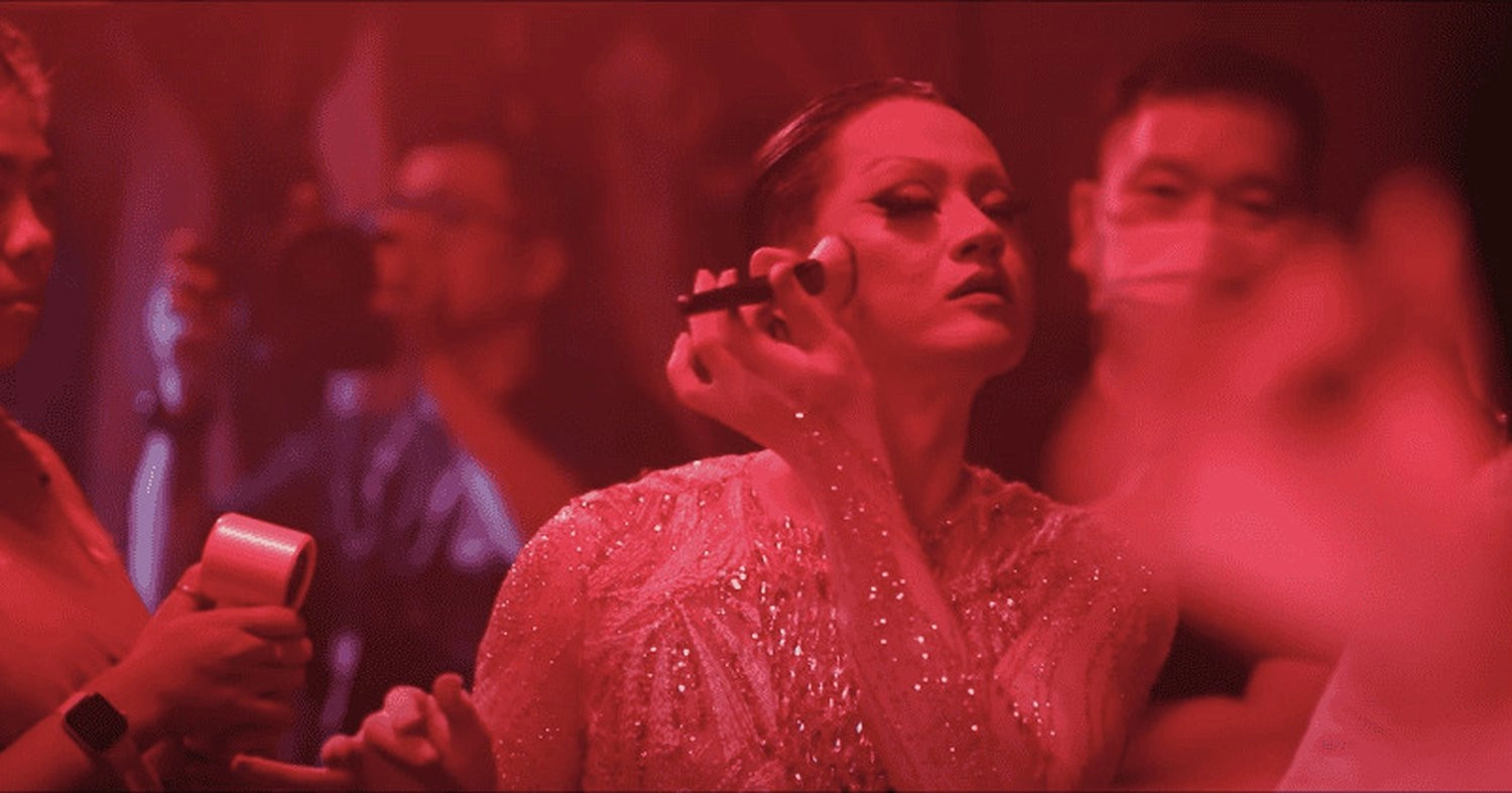 Tạo hình “drag queen” với váy ánh kim và tóc giả sặc sỡ của Hùng
