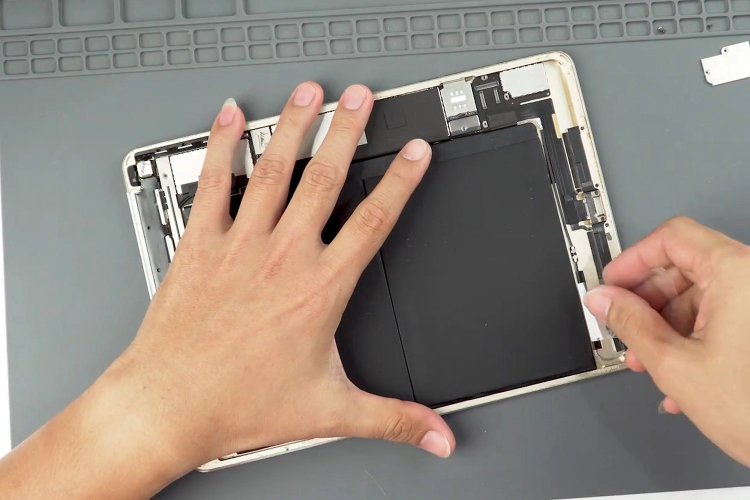 Thay Pin iPad Air 1, Thay Pin là biện pháp hiệu quả để đảm bảo hiệu suất hoạt động và bảo vệ thiết bị